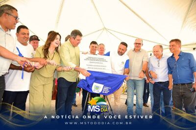 Imagem da notícia Governador Riedel, prefeito Weliton Guimarães e vereadores entregam 25 novas casas e maquinários para Alcinópolis